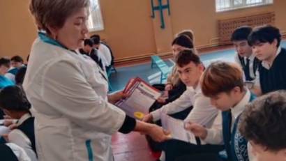 23 қазан дәргер эпидемиологтің бастамасымен мектебімізде 9-10 сынып оқушыларына &quot; Тұмау және жұқпалы аурудан сақтану жолдары&quot;,&quot; Нашақорлықтың алдына алу&quot; тақырыптарында түсіндірме жұмыстары жүргізілді.