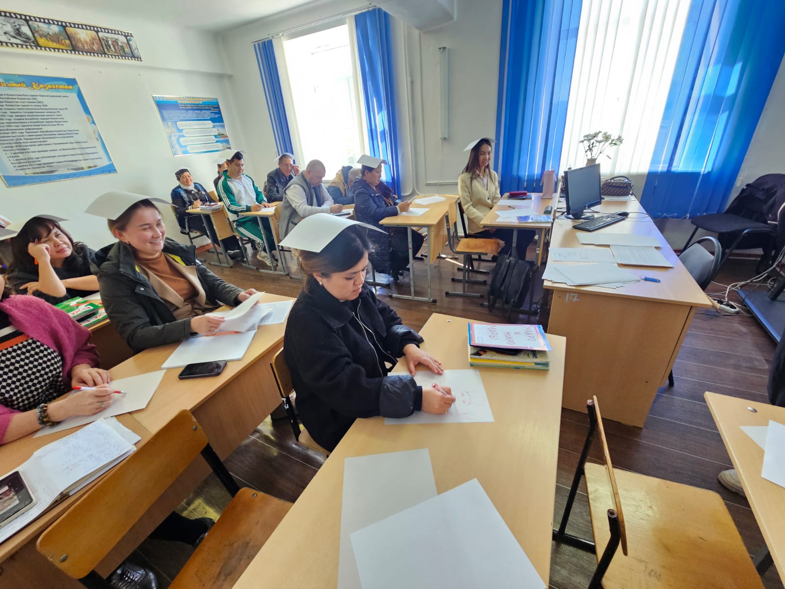 08 Қазан 2025ж.Мектеп психологы Г.К. Касимова біздің мектептің мұғалімдерін.&quot; Мектептер мен колледждерде кәмелетке толмағандар арасында аутодеструктивті мінез-құлықтың алдын алу &quot; тақырыбында психолог вахтерларды оқытты.