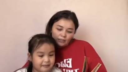 &quot;Бірге оқимыз – бірлікте боламыз!&quot; Күзгі демалыс – тек тынығу емес, отбасыңмен бірге рухани жаңару уақыты! «Кітап оқитын ұлт» жобасы аясында 7 &quot;В&quot; сынып оқушысы Камалияның отбасымен бірге кітап әлеміне саяхат жасап, ерекше &quot;Отбасылық оқу сәтін&quot; өткізді.