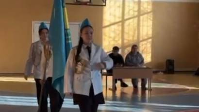 10 желтоқсан күні Қазақстан Республикасы Тәуелсіздік күніне арналған жалау алып жүруші топтарының мектепшілік саптық байқауы өтті.